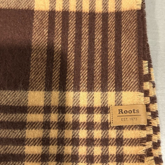 Roots New Scarf - Picture 2 of 3